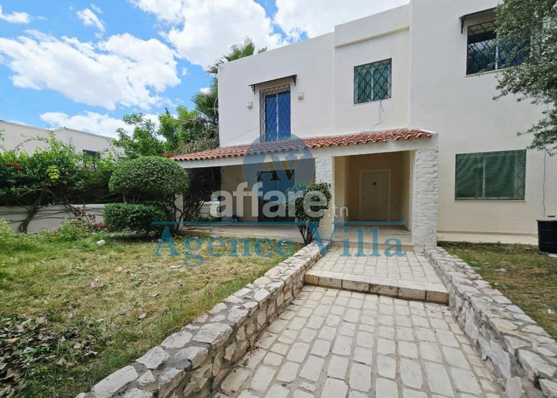 Une villa S+3 avec jardin à La Soukra