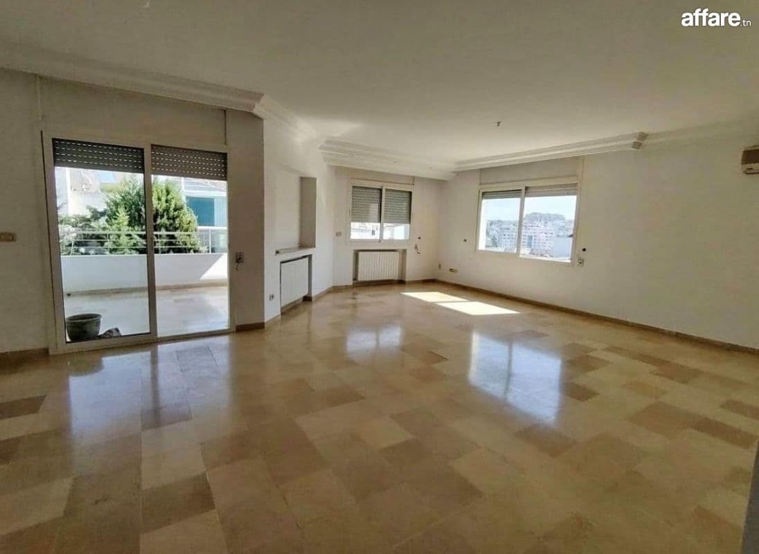 A louer étage de villa s+4 Ennasr2