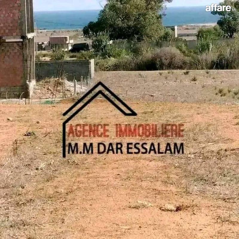 terrain près de la mer