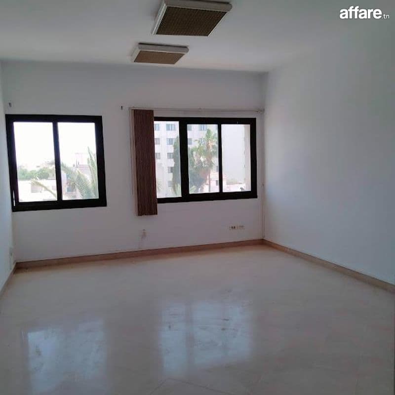 Spacieux bureau 380 m² à Med V