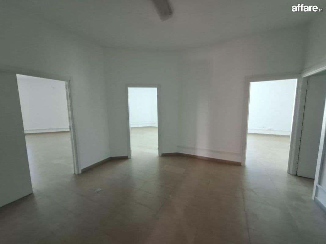 À louer bureau 200 m² au 2ᵉ étage dans la zone industrielle 