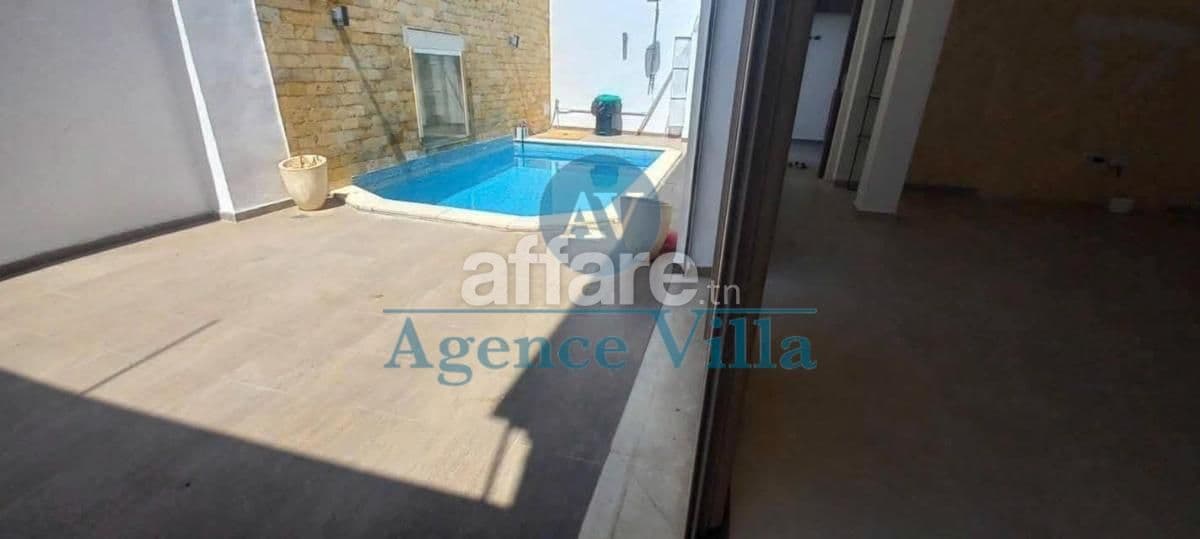 A louer un duplex s+4 avec terrasse et piscine à la Marsa