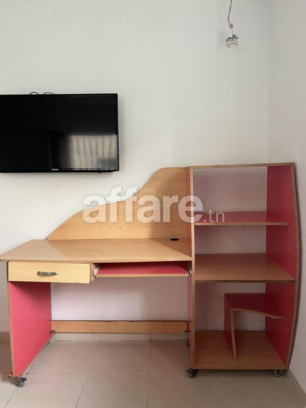 Bureau rose + une vailleuse