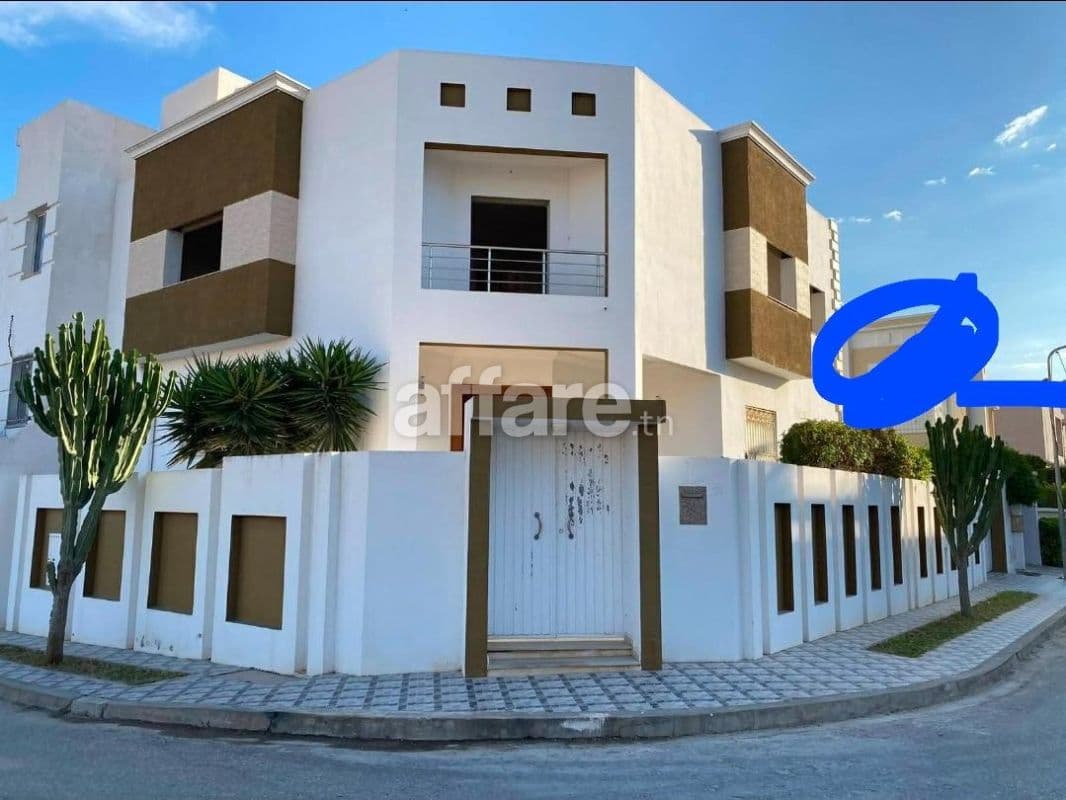 A vendre villa prestigieuse à Sahloul 4