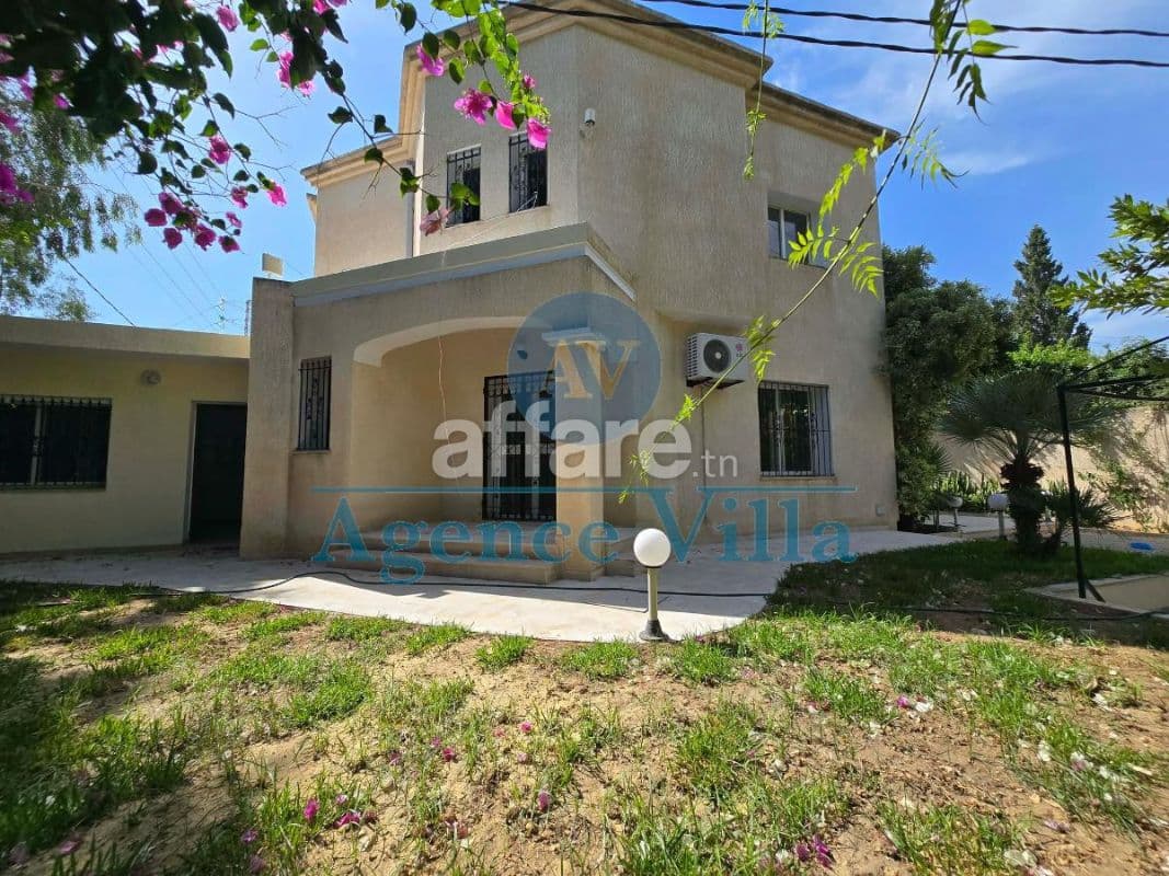 A louer une villa s+3 avec jardin à la Soukra