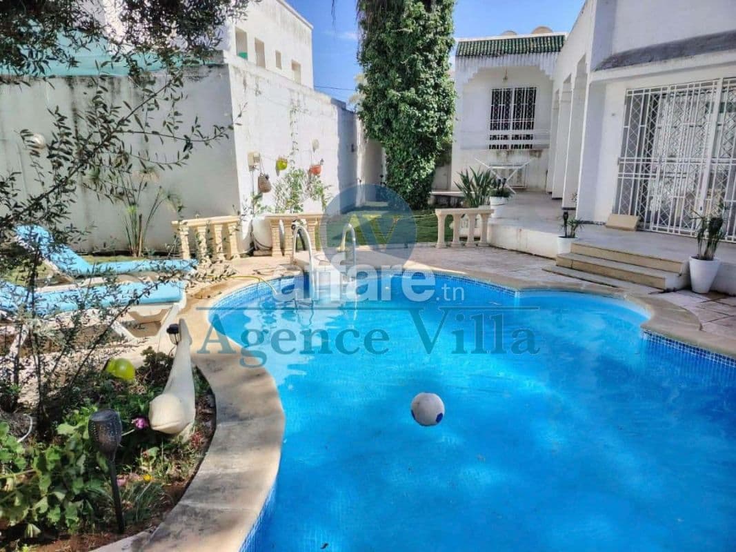 A louer une villa plain pied avec piscine à la Soukra