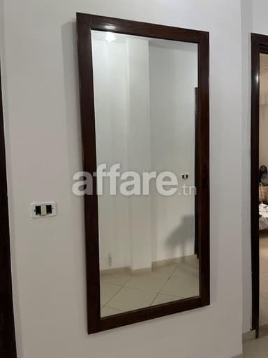 Miroir mural avec cadre en bois foncé