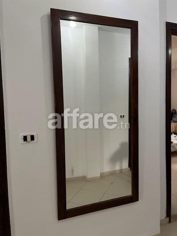 Miroir mural avec cadre en bois foncé
