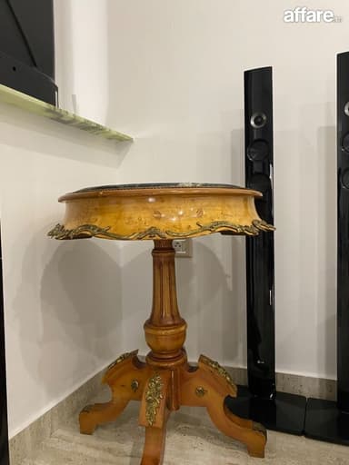 Table d’appoint ancienne en bois sculpté avec plateau marbré