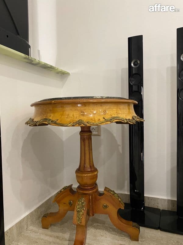 Table d’appoint ancienne en bois sculpté avec plateau marbré