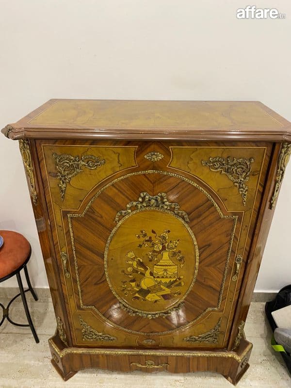 Meuble ancien en bois marqueté avec ornements en bronze – Ra