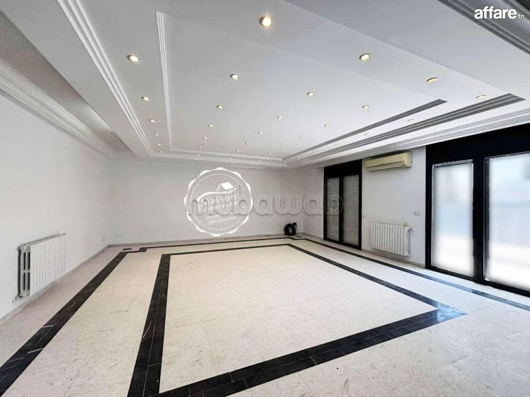 A louer un plateau indépendant 400m² 7pieces au Lac 1