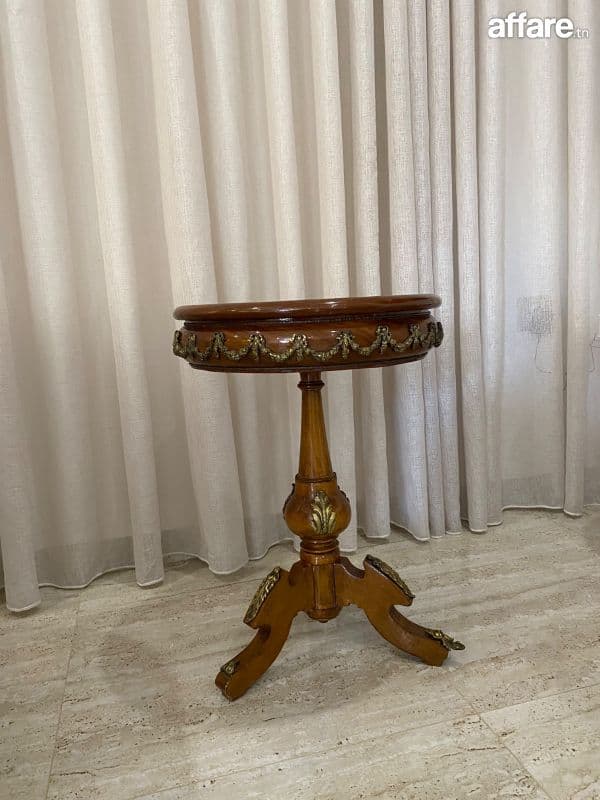 Table d’appoint ancienne en bois sculpté – Décorations dorée