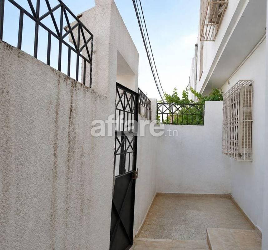 À vendre Duplex S+4 sur un terrain de 148 m² à Cité Ennasim
