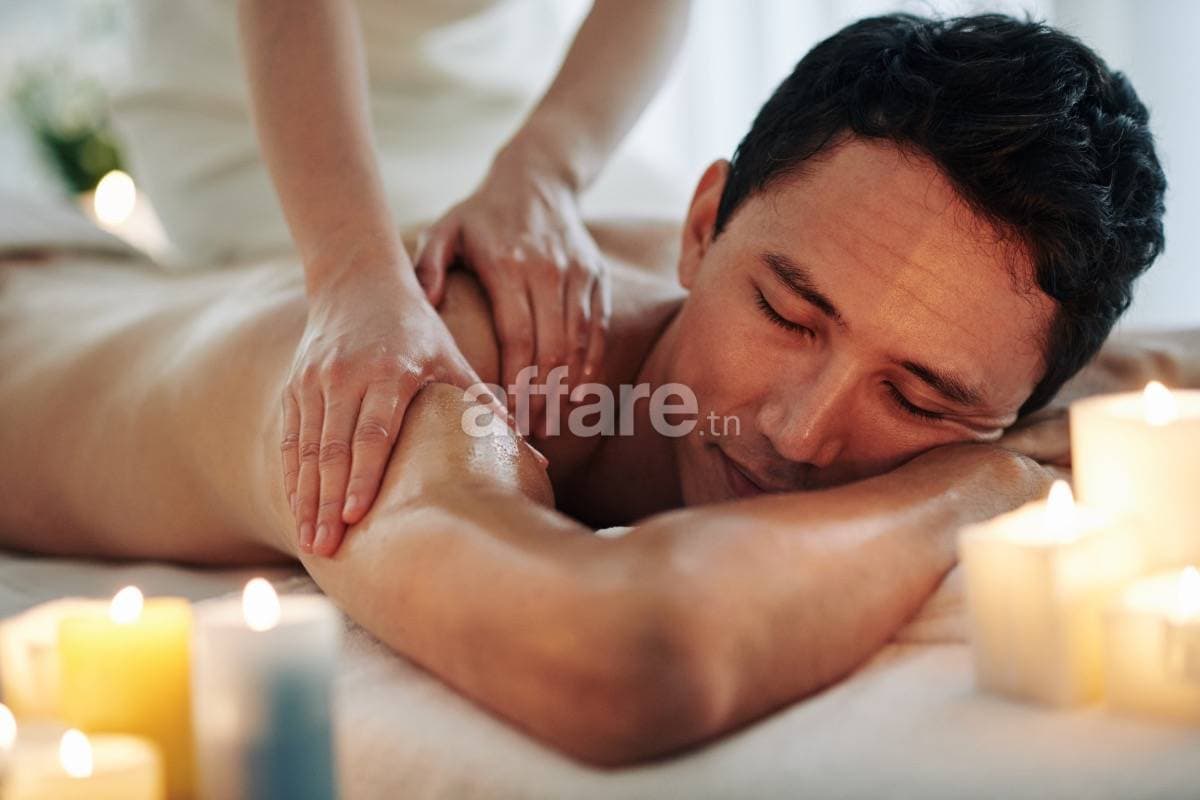 Jeune Masseur À domicile