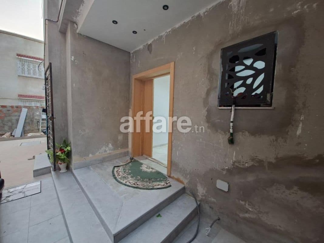 Villa moderne S+4 avec jardin et garage à El Mourouj 5