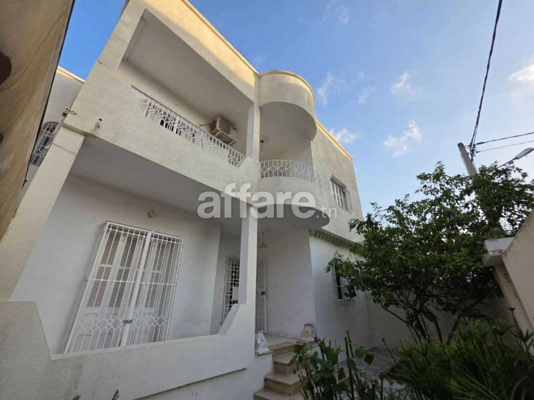 À vendre villa indépendante S+6 avec jardin et parking à El