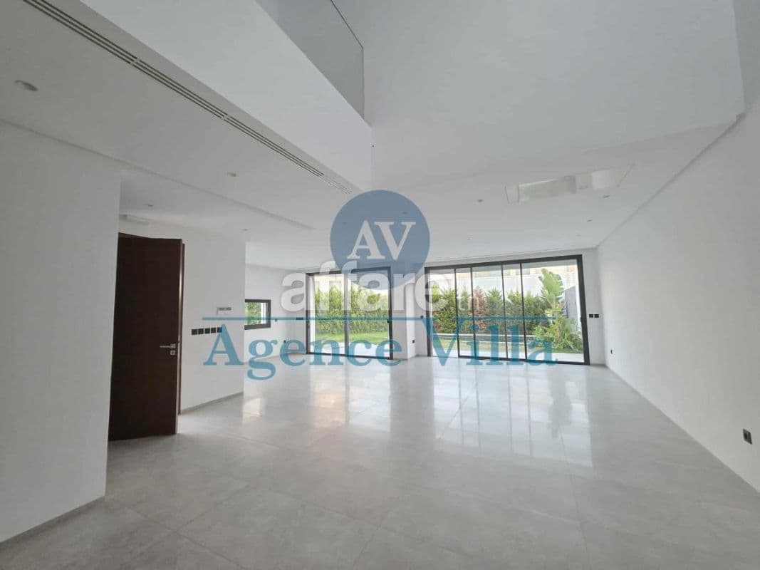 A louer une villa s+4 avec jardin et piscine a Lac 2