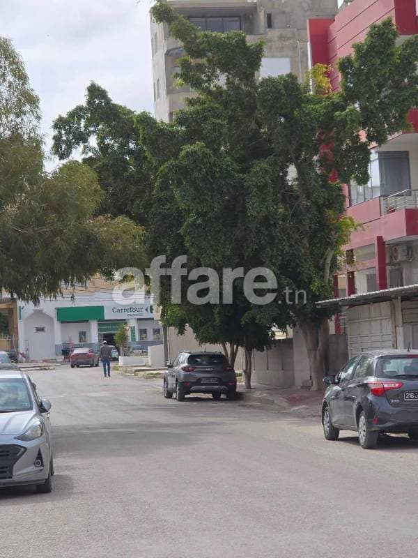 UN BEAU TERRAIN DE 740 m² A khezama Est