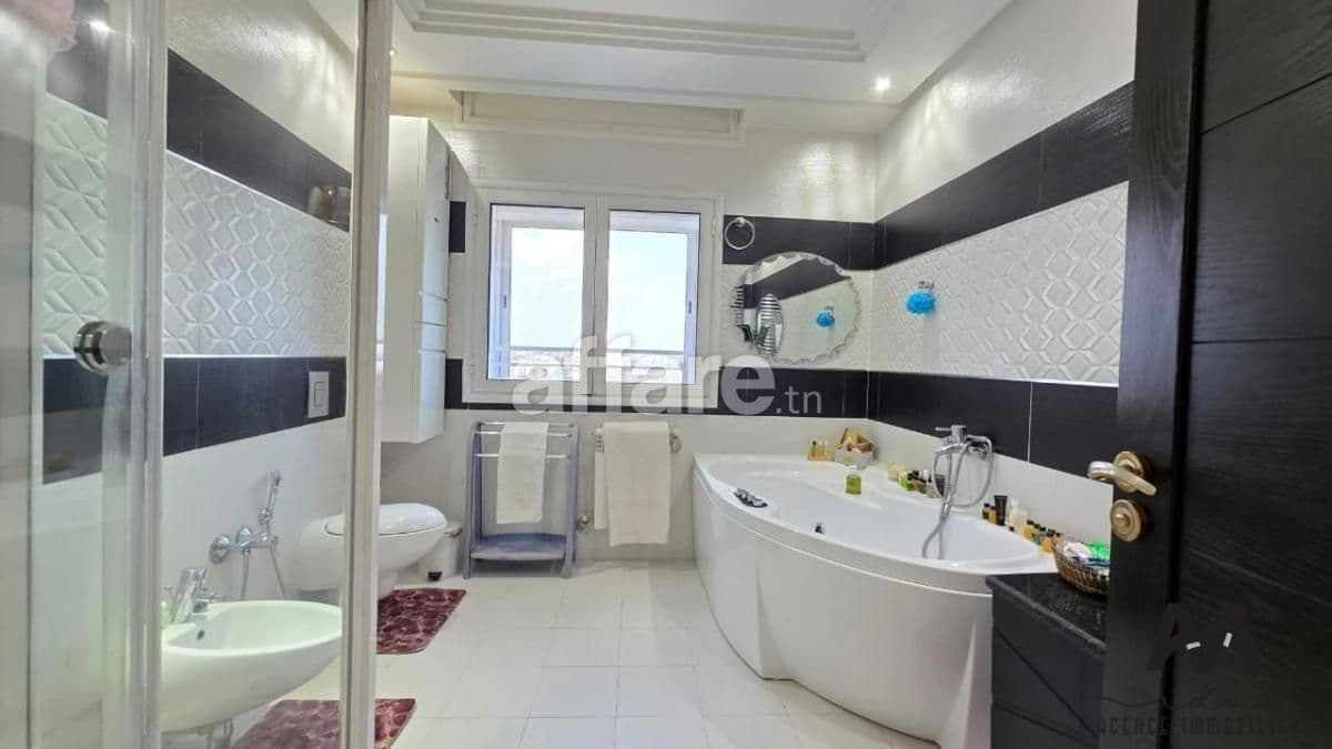 Penthouse S+3 de 366 m² avec Vue Mer à Mrezga