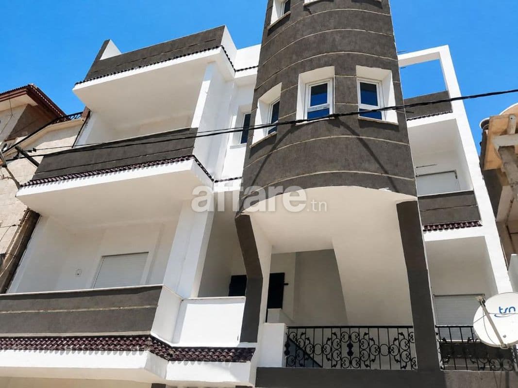 À vendre maison R+2 avec deux entrées indépendantes à El Mou