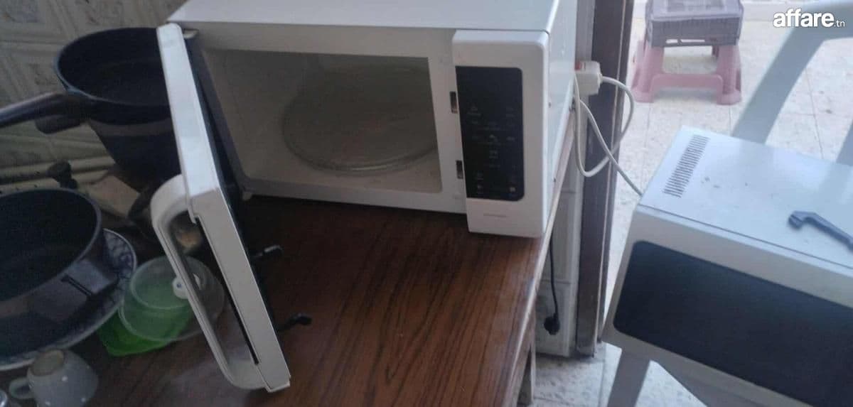 Micro ondes Whirlpool comme neuf 