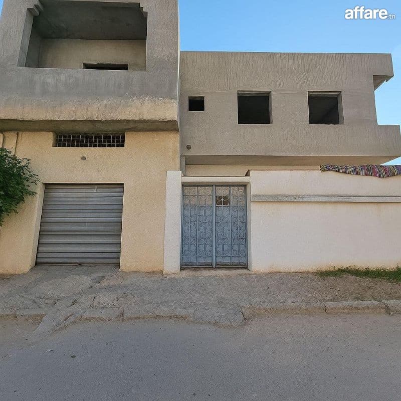Maison à vendre à Mhamdia – S+2 habitable, étage inachevé