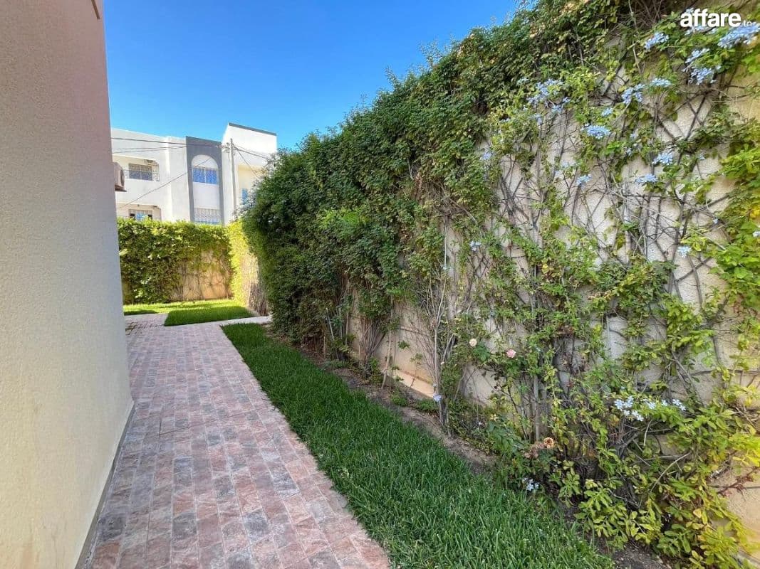 RIADH EL ANDALOUS:   VILLA S+5 À VENDRE