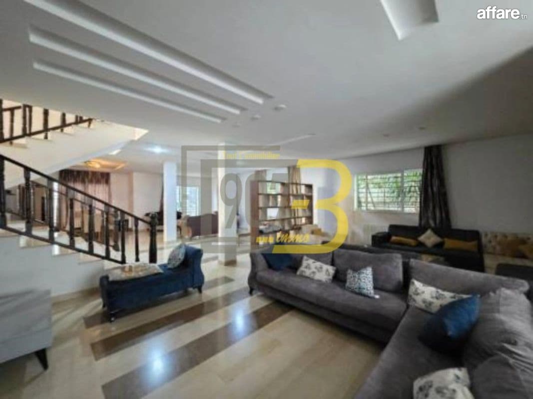 A vendre Villa S+5 sur deux niveaux situé à cité El Fouez