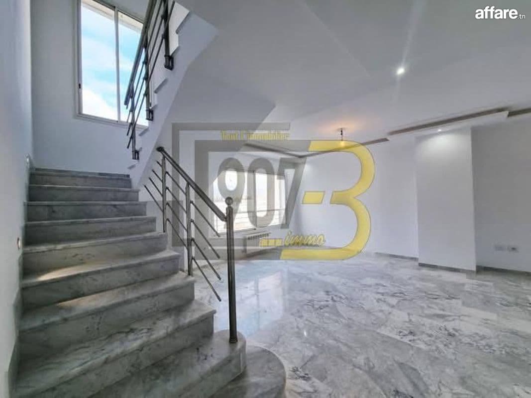 A vendre un appartement style duplex à Ennasr 