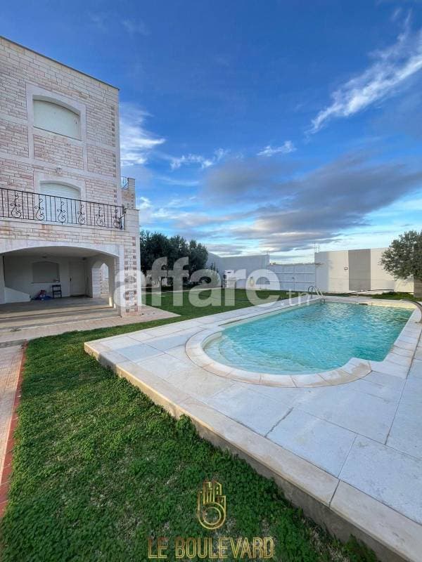 A Vendre Villa S+5 Avec Piscine à Sidi Hamed Hammamet