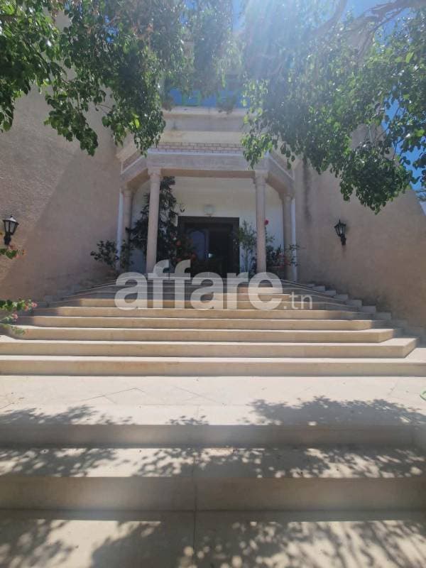 À VENDRE Superbe villa à Cité Ennasr