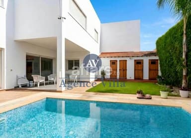 A louer une villa s+5 avec piscine à la Soukra