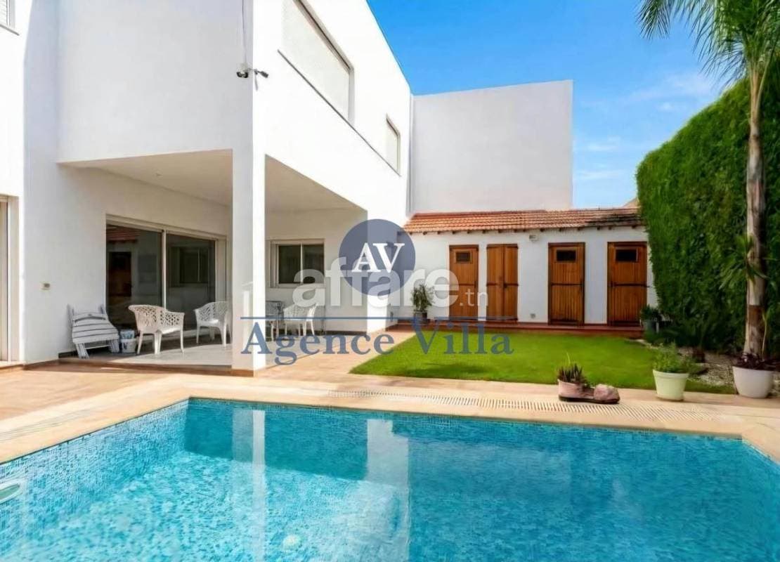 A louer une villa s+5 avec piscine à la Soukra