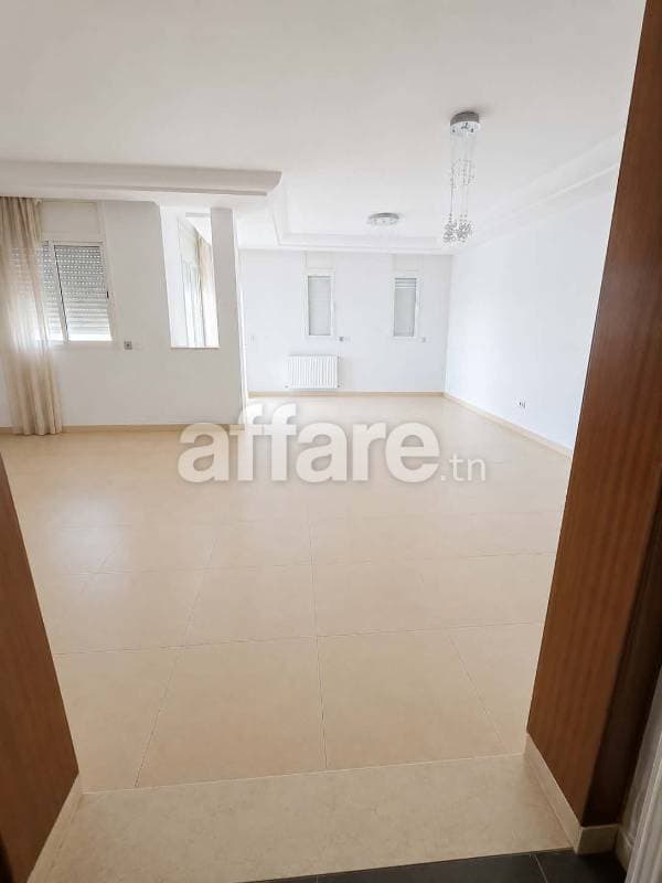 Ennasr 2 à Louer spacieux Étage villa S+4