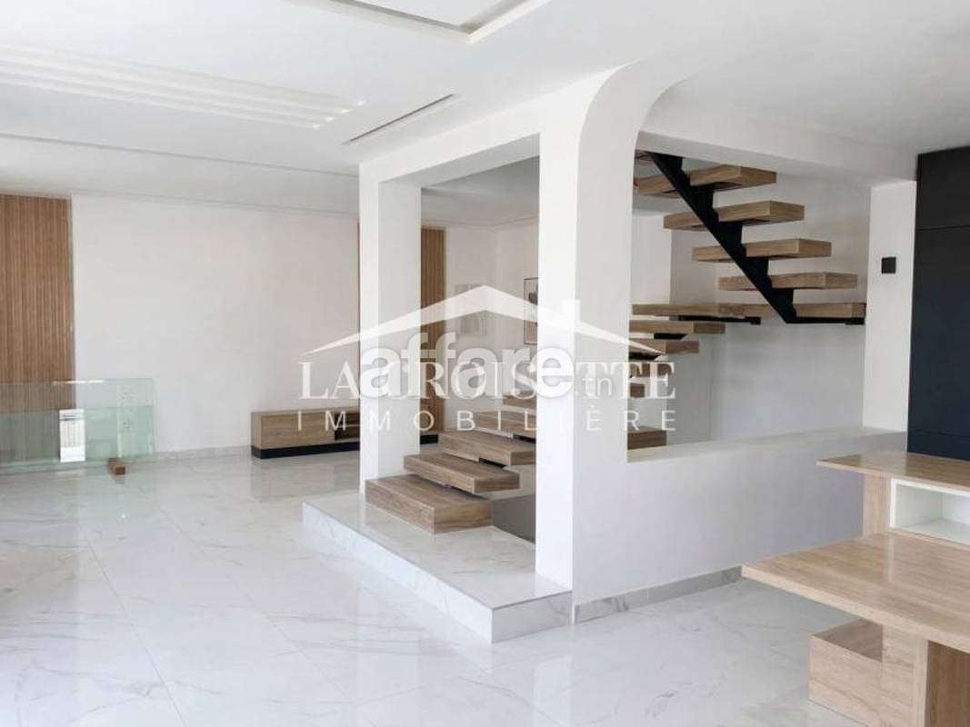 Triplex S+4 avec jardin à La Marsa MTRL0058