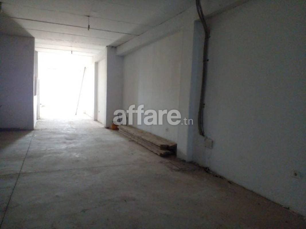 À louer Dépôt de 300 m² sur 2 niveaux en bon état Chebedda