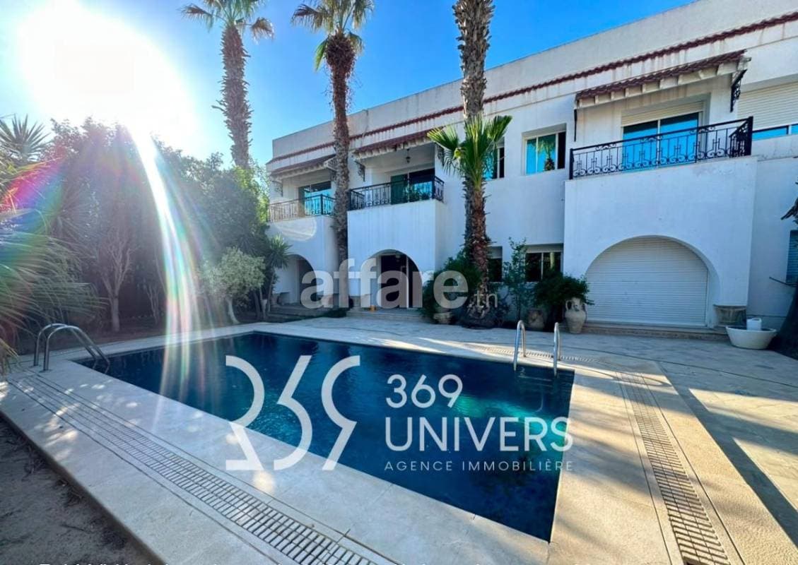 Villa avec piscine à La Soukra REF RH045