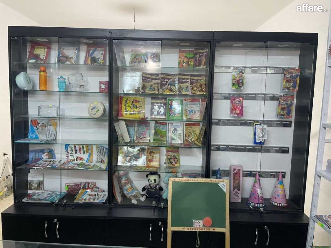 meubles pour boutique: vitrine en verre et bois 