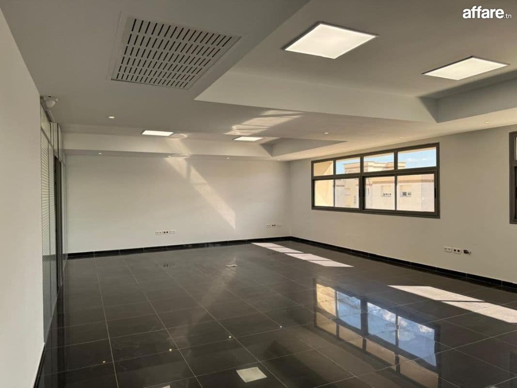 Bureau 220 m² hs au Berge du lac1