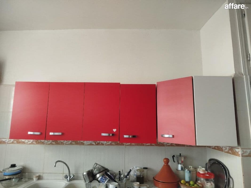 Element cuisine et table avec chaises