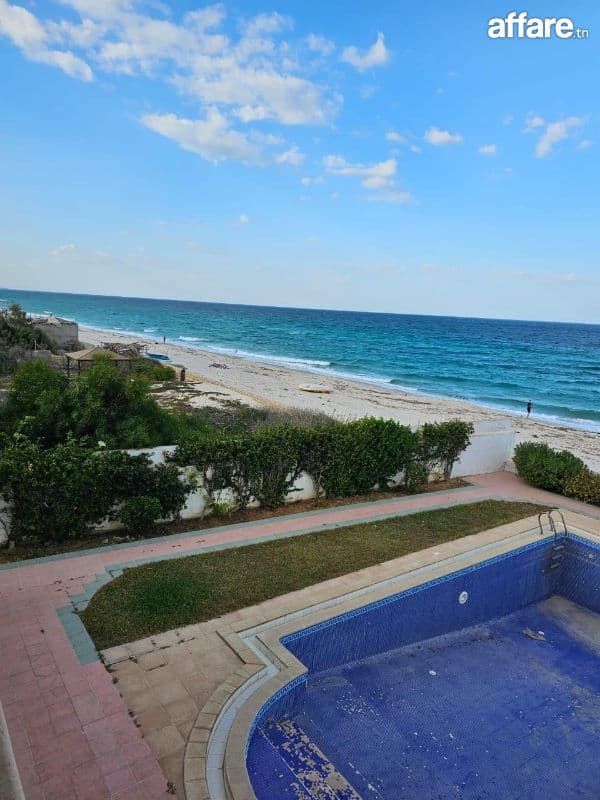 A ne pas rater Villa maître  2000 m2 sousse pied dans l'eau 