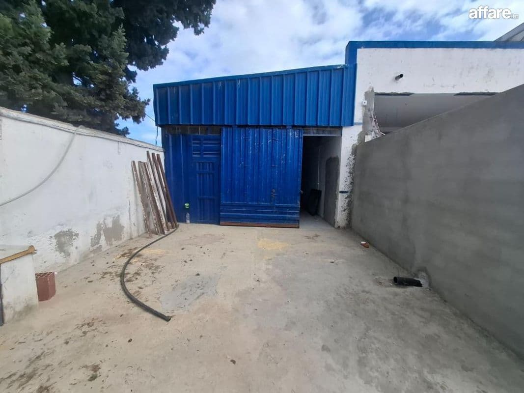 À louer dépôt 150m² au titre avec cour, zone industrielle Be