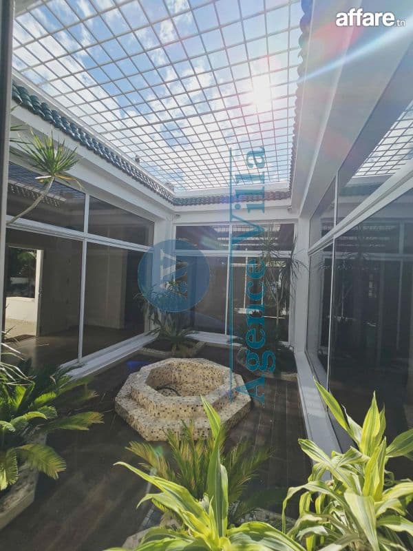 une grande villa avec piscine à la soukra 