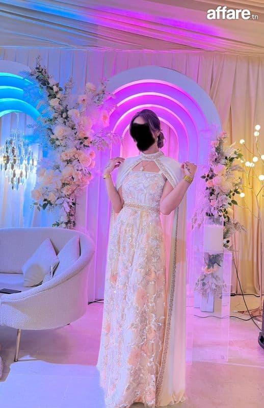 Robe beige pour une fête