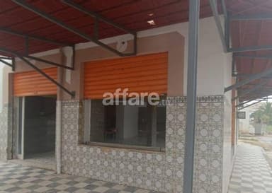 Local commercial de 80 m² couverts avec terrasse 150 m² au t