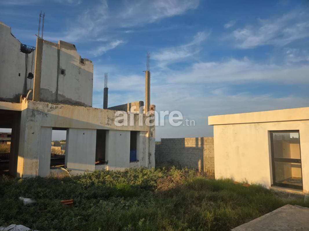Avendre villa de 1300m2 inachevé à RMILA CHATT MARIEM