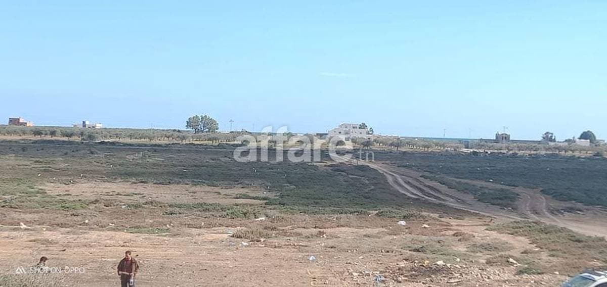 Beaux terrain de 300m prés la route gp1