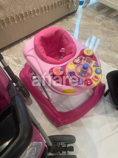 Trotteur bébé avec plateau d activités rose