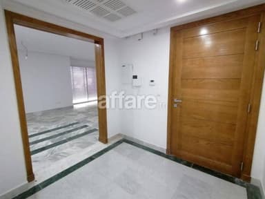 A Vendre Un Appartement en s+4 à Manzah 9C